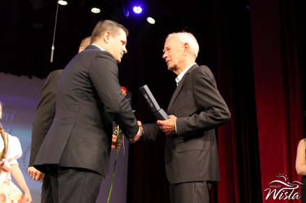 Burmistrz Wisły Tomasz Bujok gratuluje laureatowi Srebrnej Cieszynianki